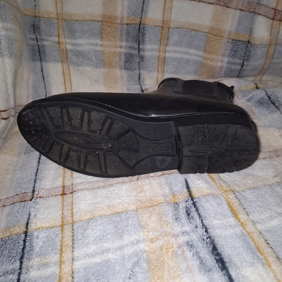 A pair of J. Crew Kenton Chelsea boots in a men's size 10. Like new condition - Picture 5 of 13